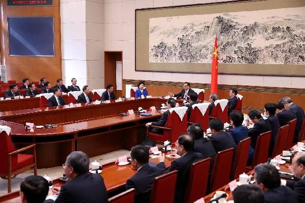国务院常务会议部署实施蓝天保卫战三年行动计划 明显降低细颗粒物浓度 明显减少重污染天数